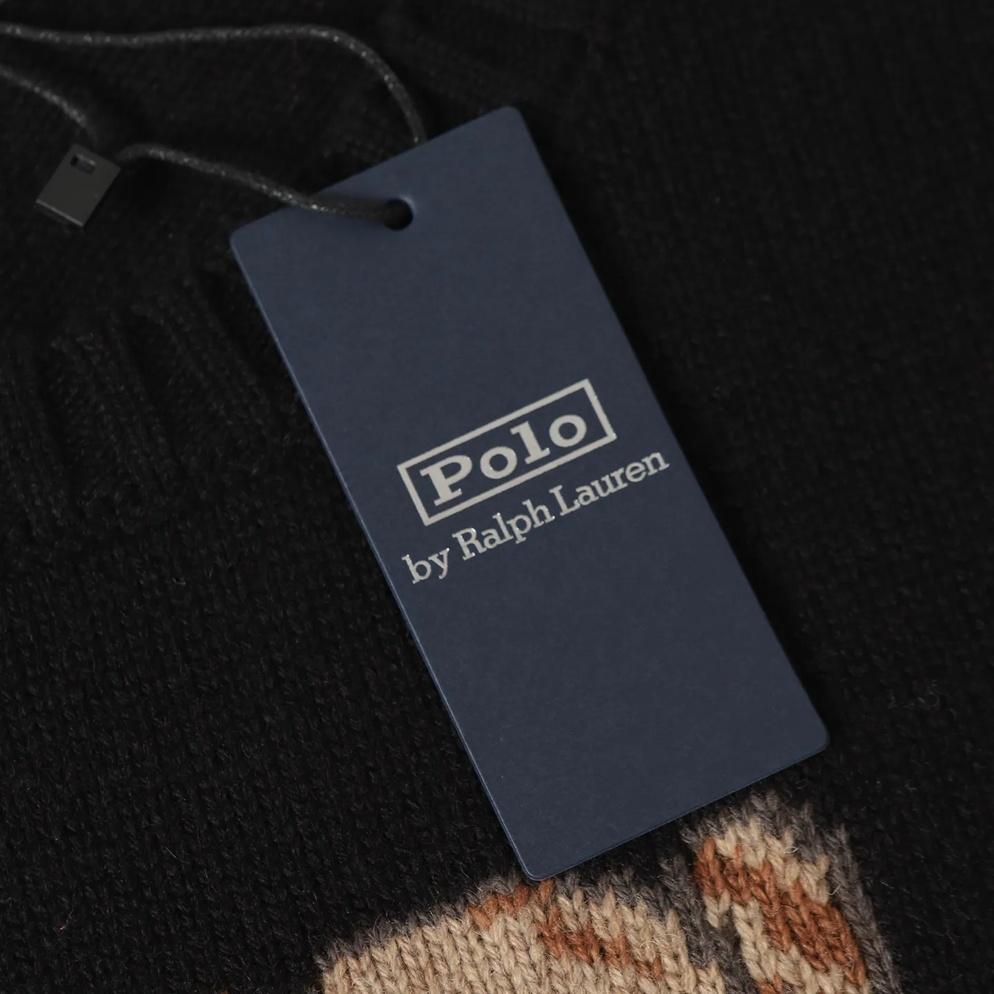 P470 [Wool] Original high-end quality Ralph lauren pol* 2026 early spring latest series! New Year's limited edition bear embroidered sweater, wool blend, soft and comfortable, super warm in autumn and winter! The little bear is wearing a red buttoned jacket and holding a red envelope. It is full of details and full of festive atmosphere. The classic round neck design is casual and versatile, and can be easily worn by both men and women. It is suitable for holiday gifts or daily wear. Exquisite craftsmanship + interesting design make it easy to create a festive look ✨. 3️⃣Personal color! S-M-L3️⃣ code!